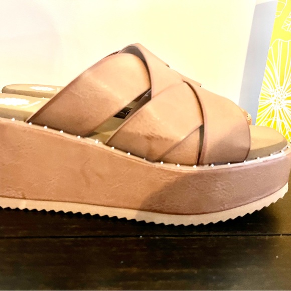 Yellow Box platform criss cross wedge sandal - Picture 3 of 4